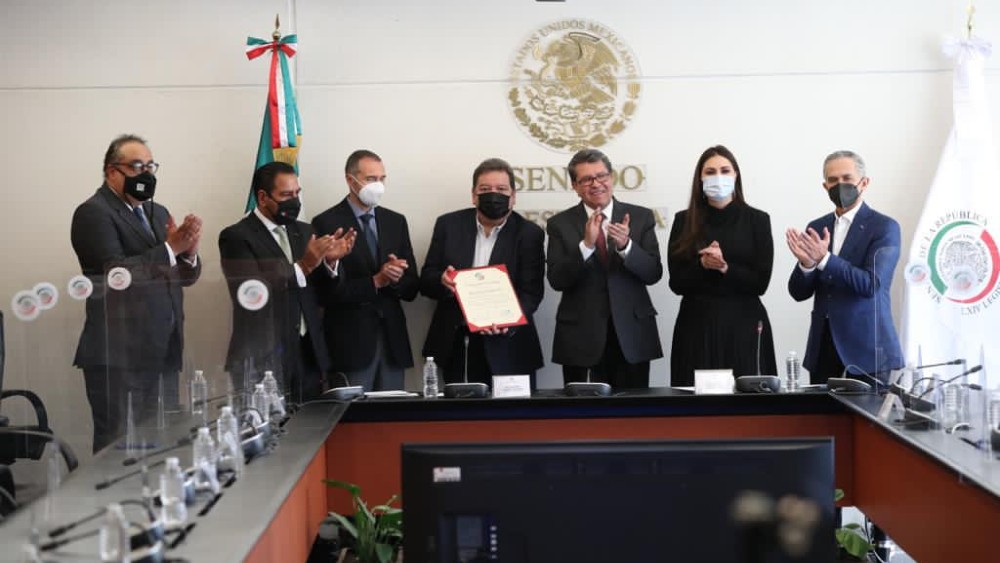 Senado reconoce trayectoria de Marco Antonio Muñiz