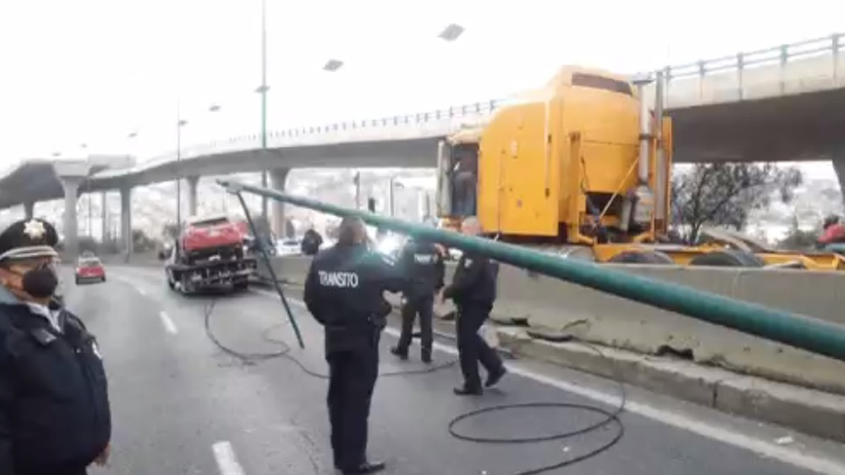 #Video Tráiler choca contra poste sobre la México-Querétaro e impacta auto - servicios-de-emergencia-en-accidente-vial-sobre-la-mexico-queretaro