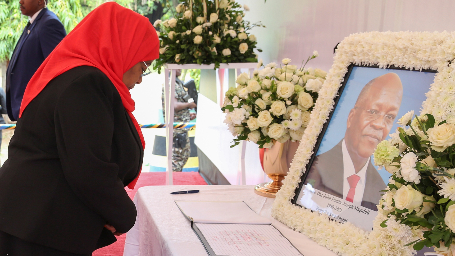 Samia Suluhu se convierte en la primera mujer presidenta de Tanzania - suluhu-presenta-sus-respetos-ante-imagen-del-fallecido-presidente-de-tanzania
