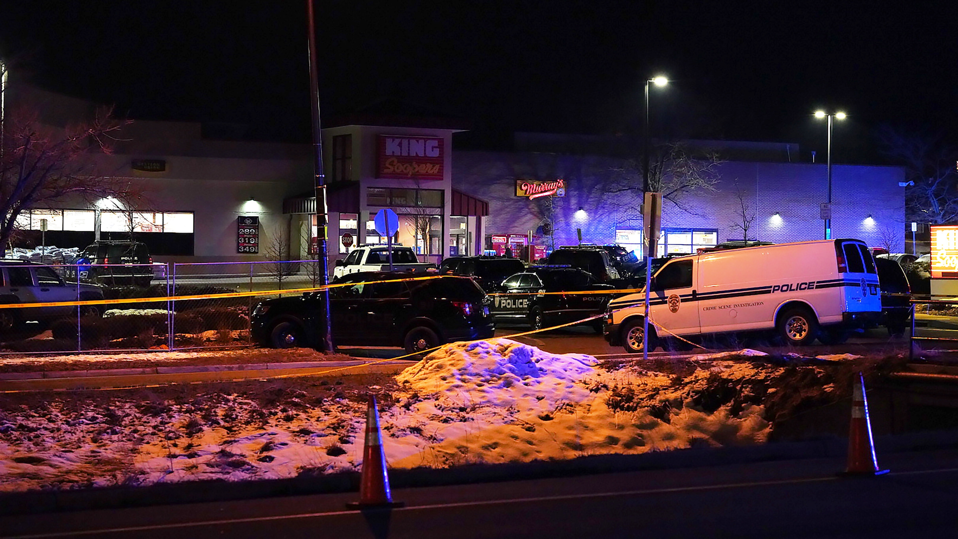 Joven de 21 años, autor de tiroteo en supermercado de Colorado - supermercado-en-boulder-colorado-horas-despues-de-tiroteo-que-dejo-10-muertos