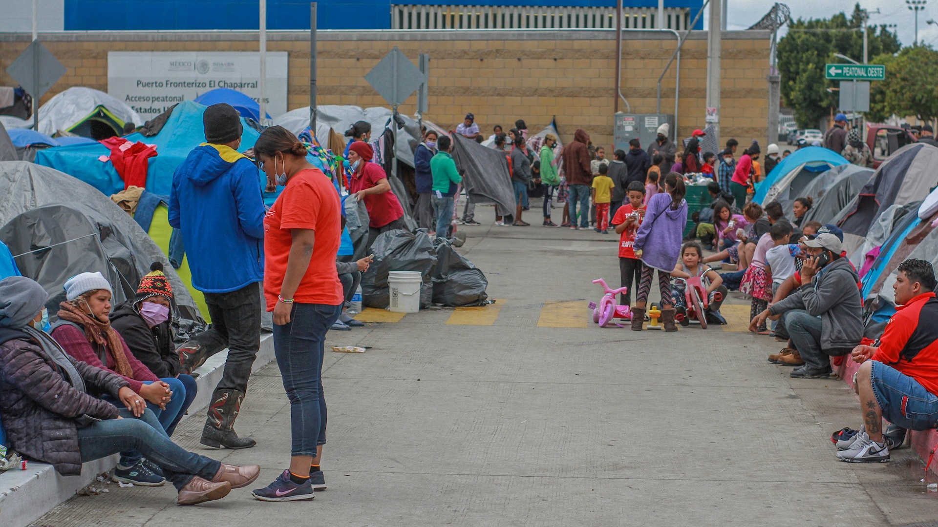 CNDH advierte peligros para migrantes que habitan campamento en Tijuana - tijuana-campamento-migrante-2