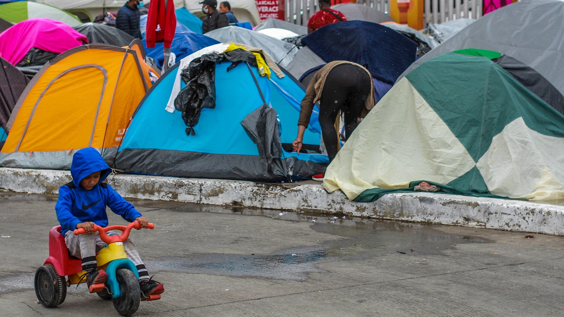 EE.UU. alojará a algunas familias migrantes en hoteles cerca de la frontera