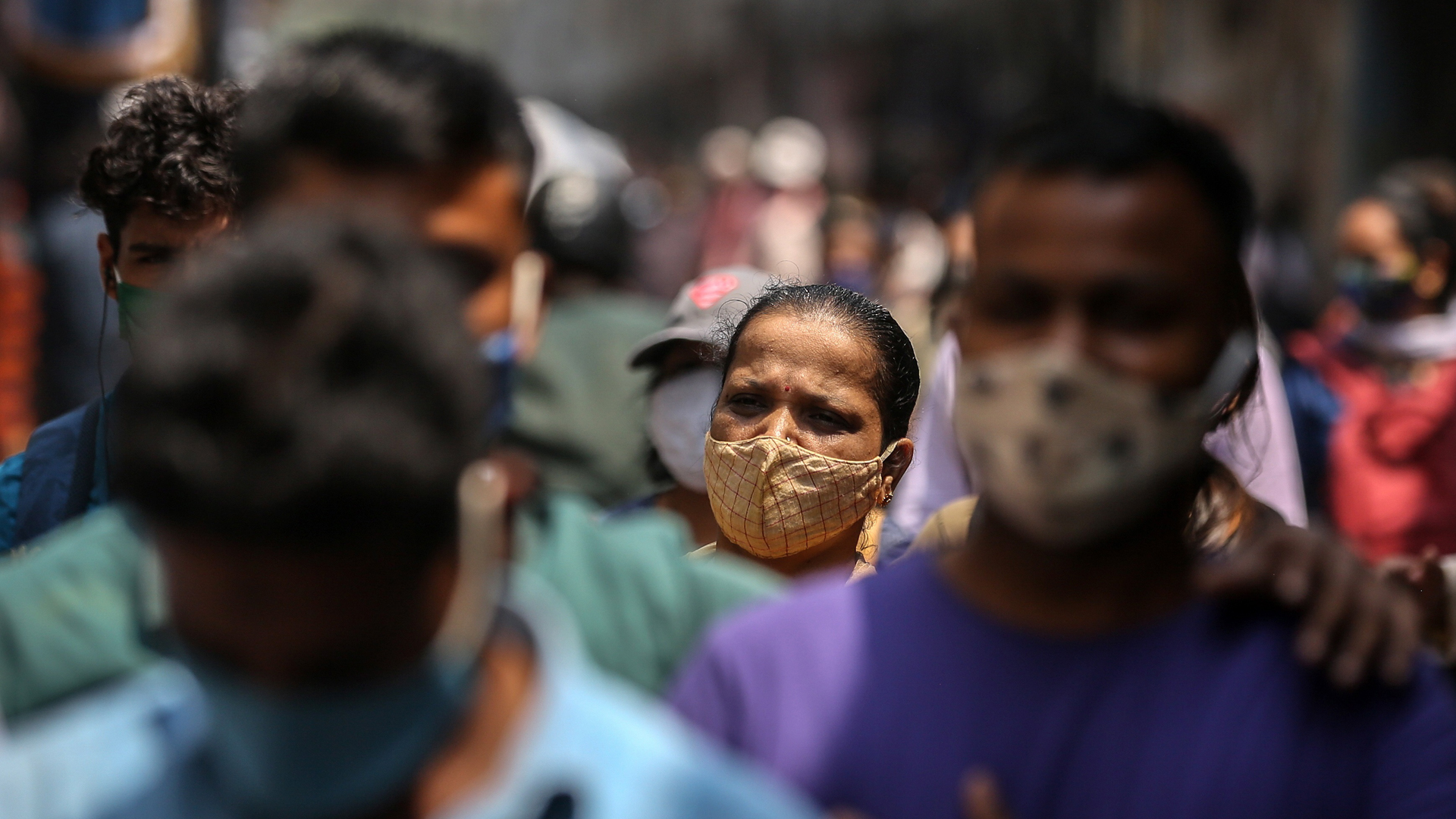 India suspende exportación de vacunas de AstraZeneca ante aumento de casos de COVID-19 - transeuntes-en-india-durante-segunda-ola-de-la-pandemia