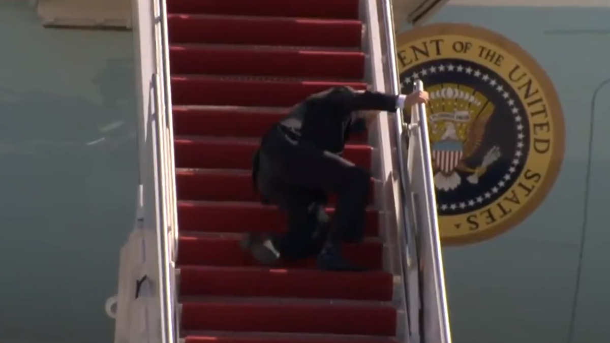 #Video Joe Biden tropieza varias veces al subir escaleras del Air Force 1