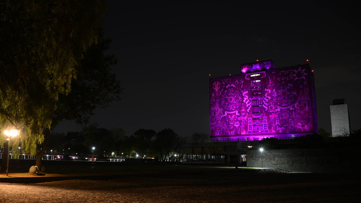 Biblioteca Central de CU se ilumina de morado por el Día Internacional de la Mujer