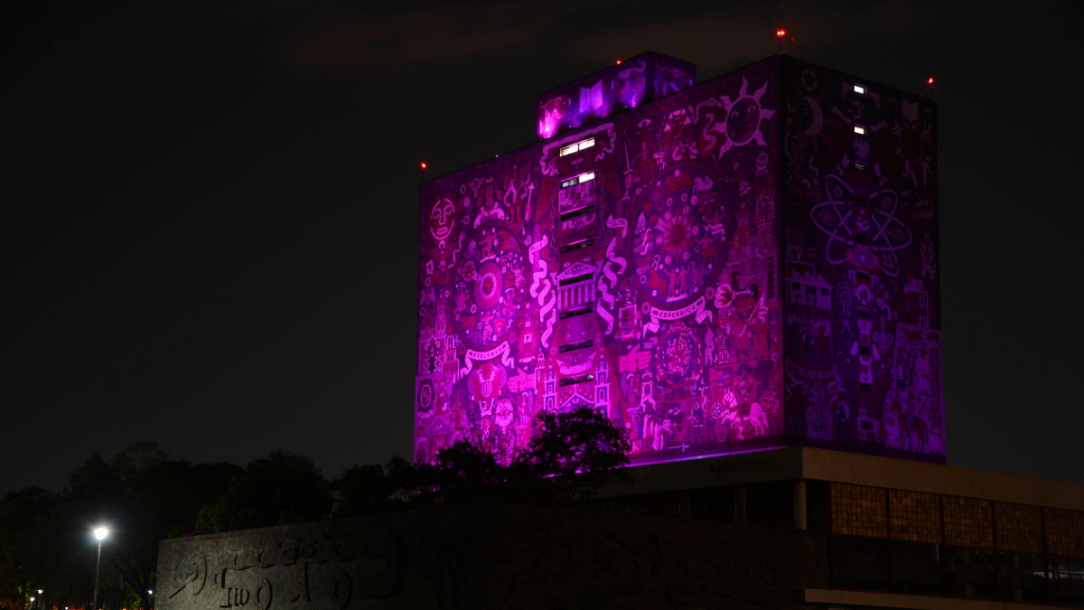 Biblioteca Central de CU se ilumina de morado por el Día Internacional de la Mujer - unam-8-de-marzo-mujeres-luz-3