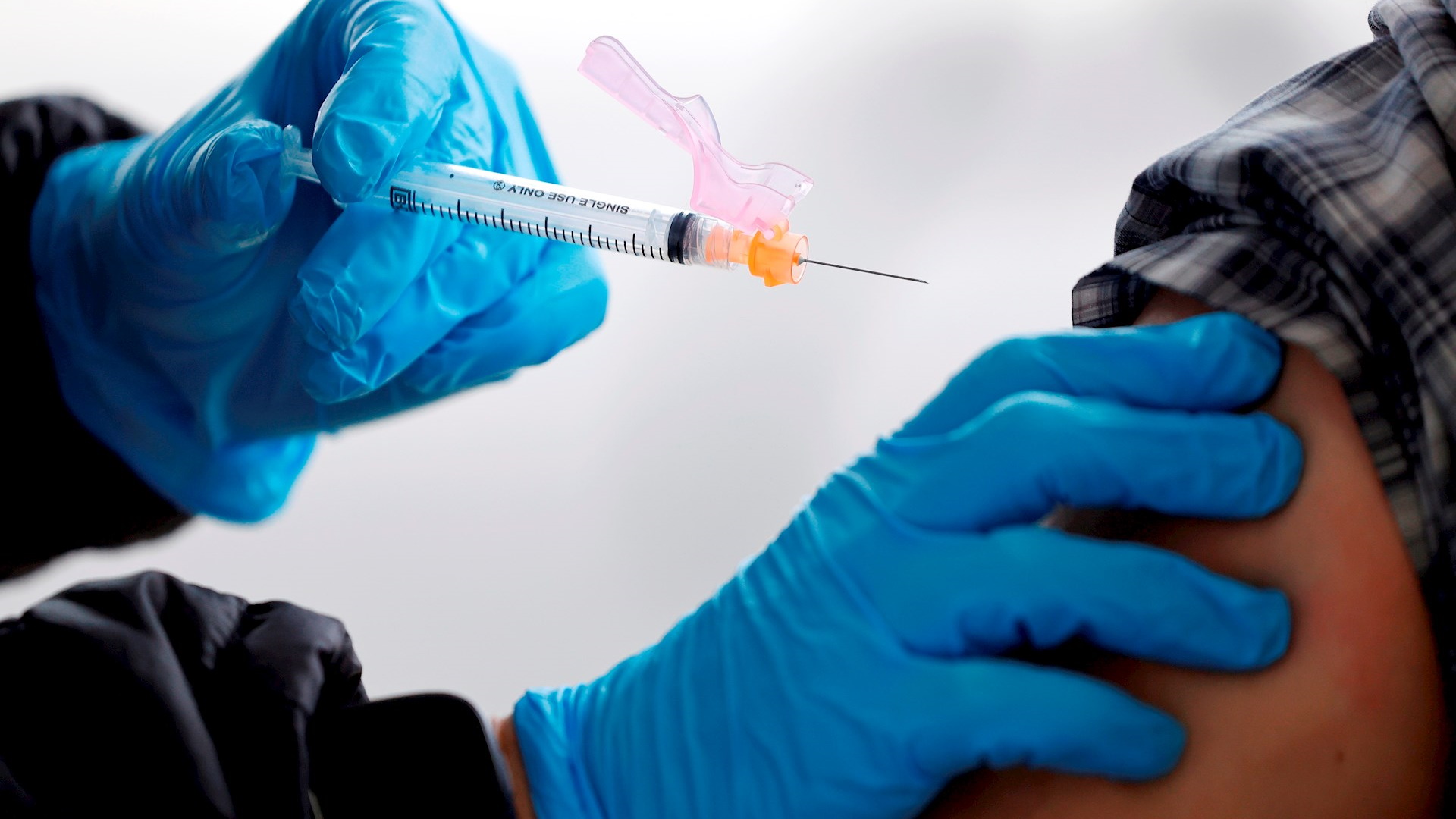 Promete Joe Biden que compartirá vacunas contra COVID-19, si le sobran