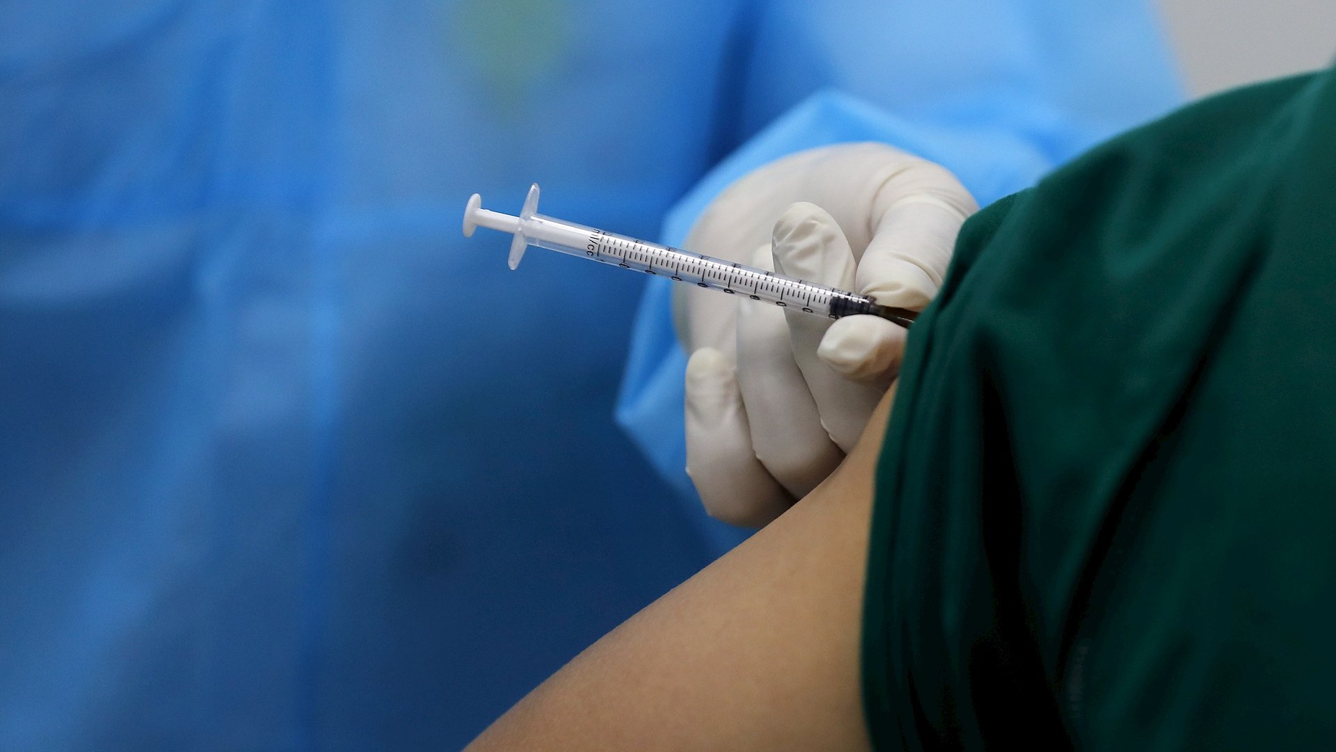 OMS recomienda mantener vacunación contra COVID-19 con AstraZeneca