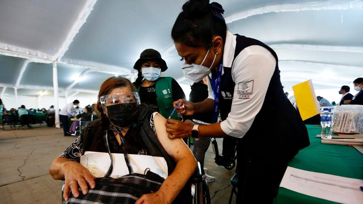 Vacunación COVID-19 en México avanza a ritmo lento, señala integrante de Grupo Asesor de SSA