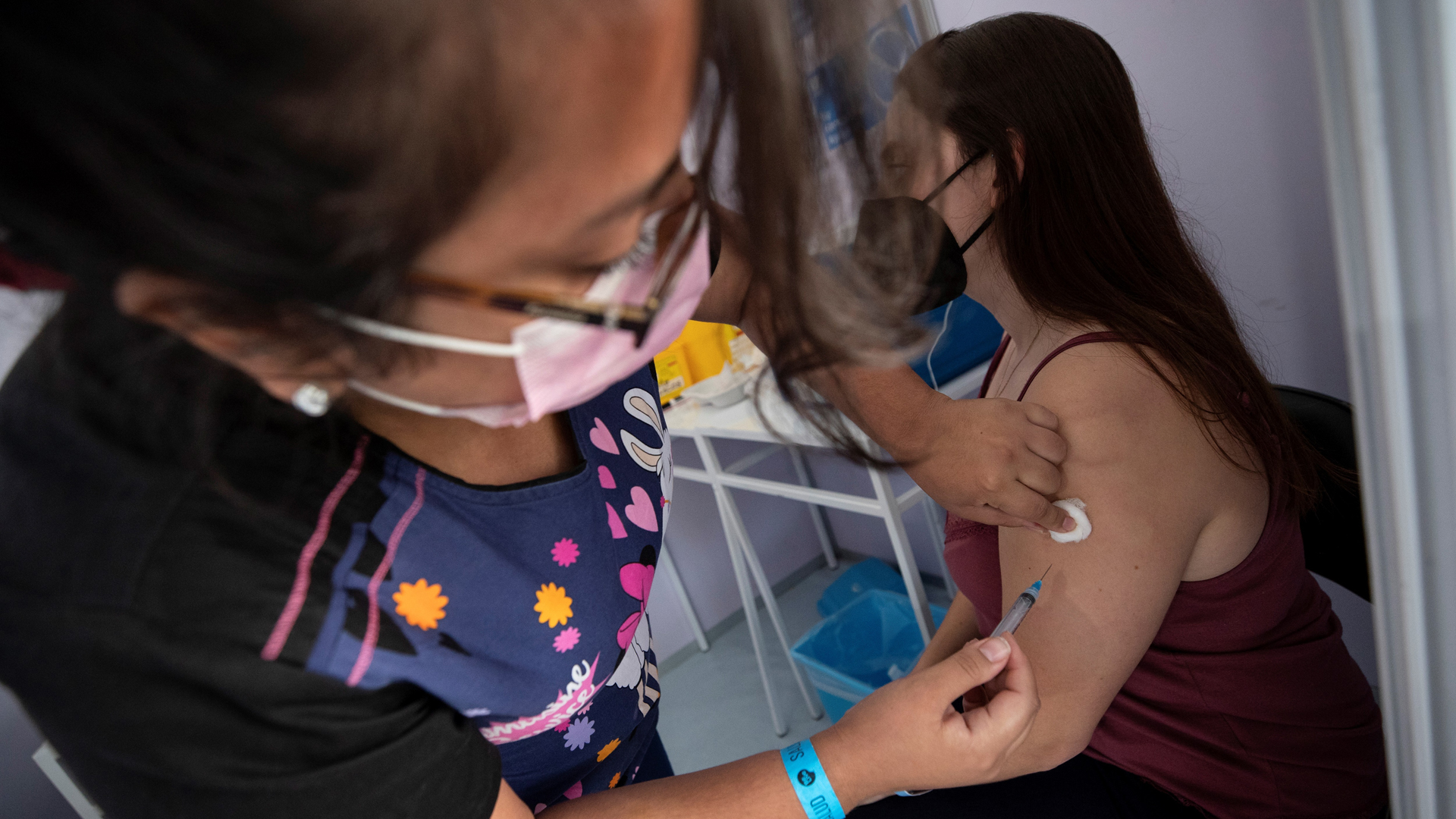 Chile, de ser uno de los más golpeados a líder en vacunación en un año