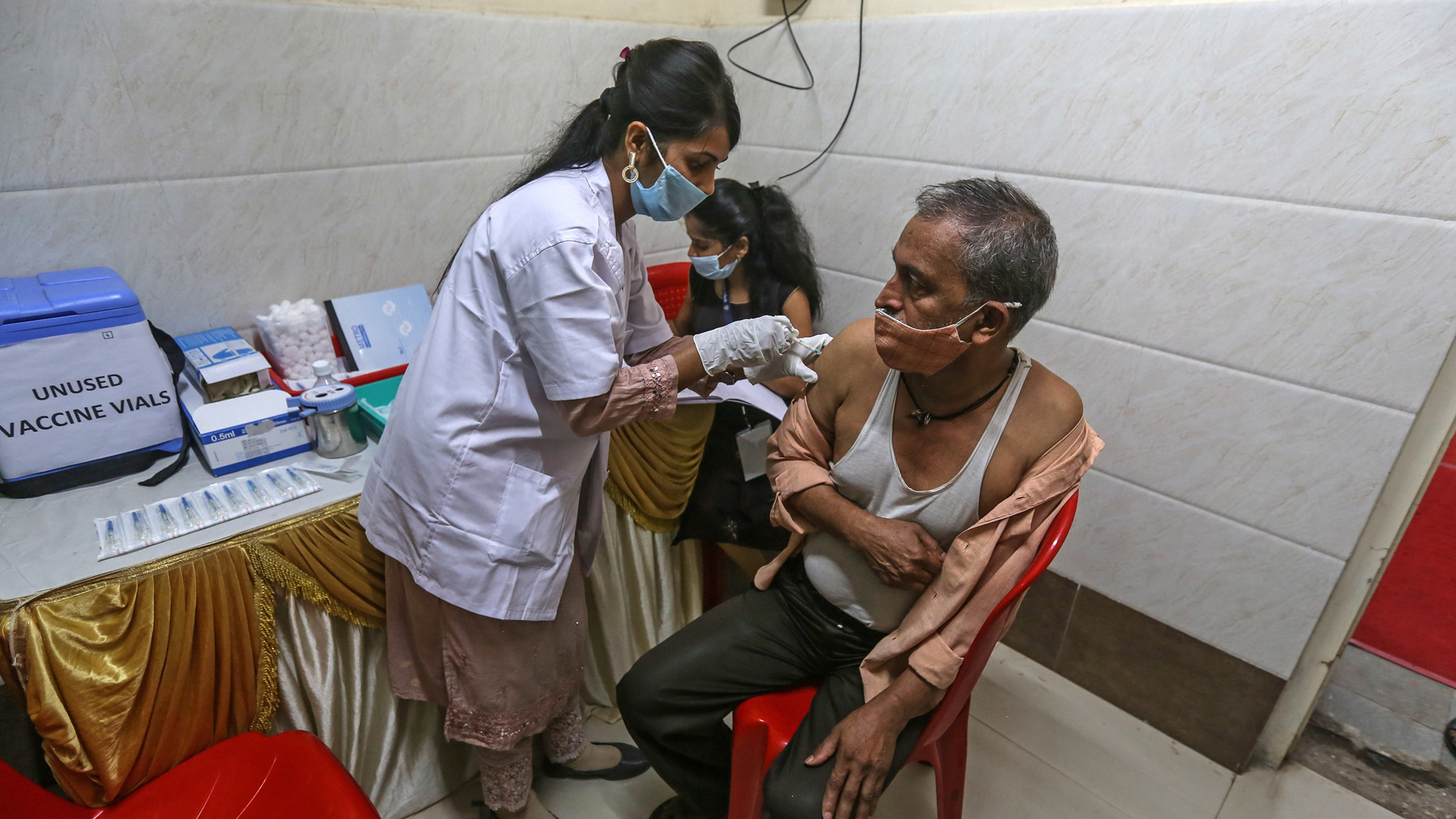 India suspende exportación de vacunas de AstraZeneca ante aumento de casos de COVID-19 India suspende exportación de vacunas de AstraZeneca ante aumento de casos de COVID-19