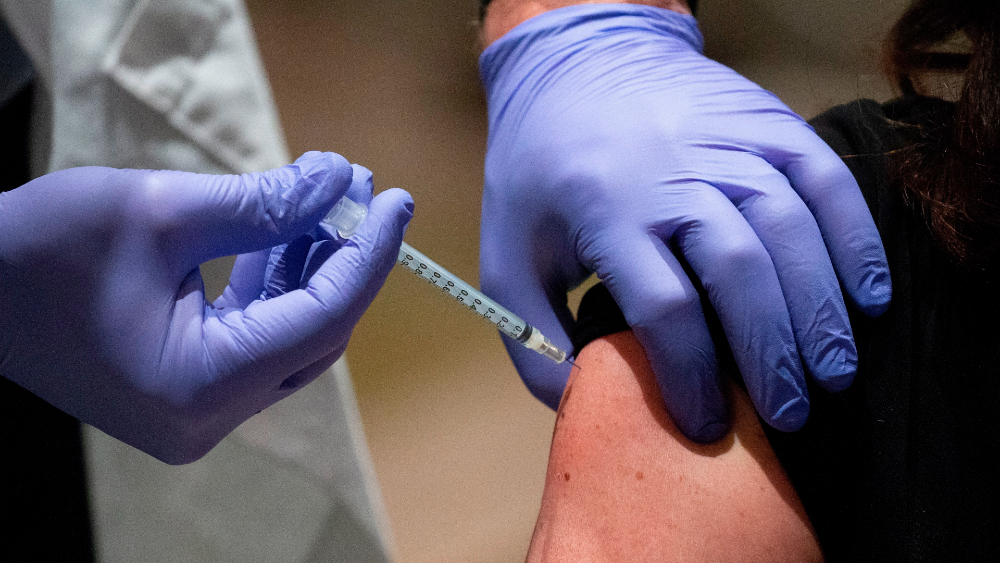 Donas y café gratis para los vacunados de COVID-19 en EE.UU.