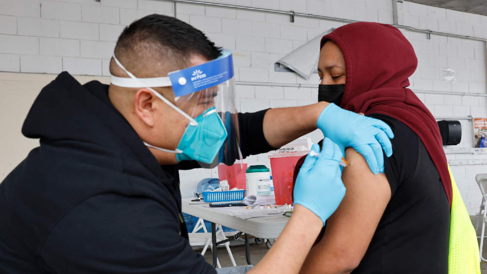 Pide médico a mexicanos no ir a Texas solo para vacunarse