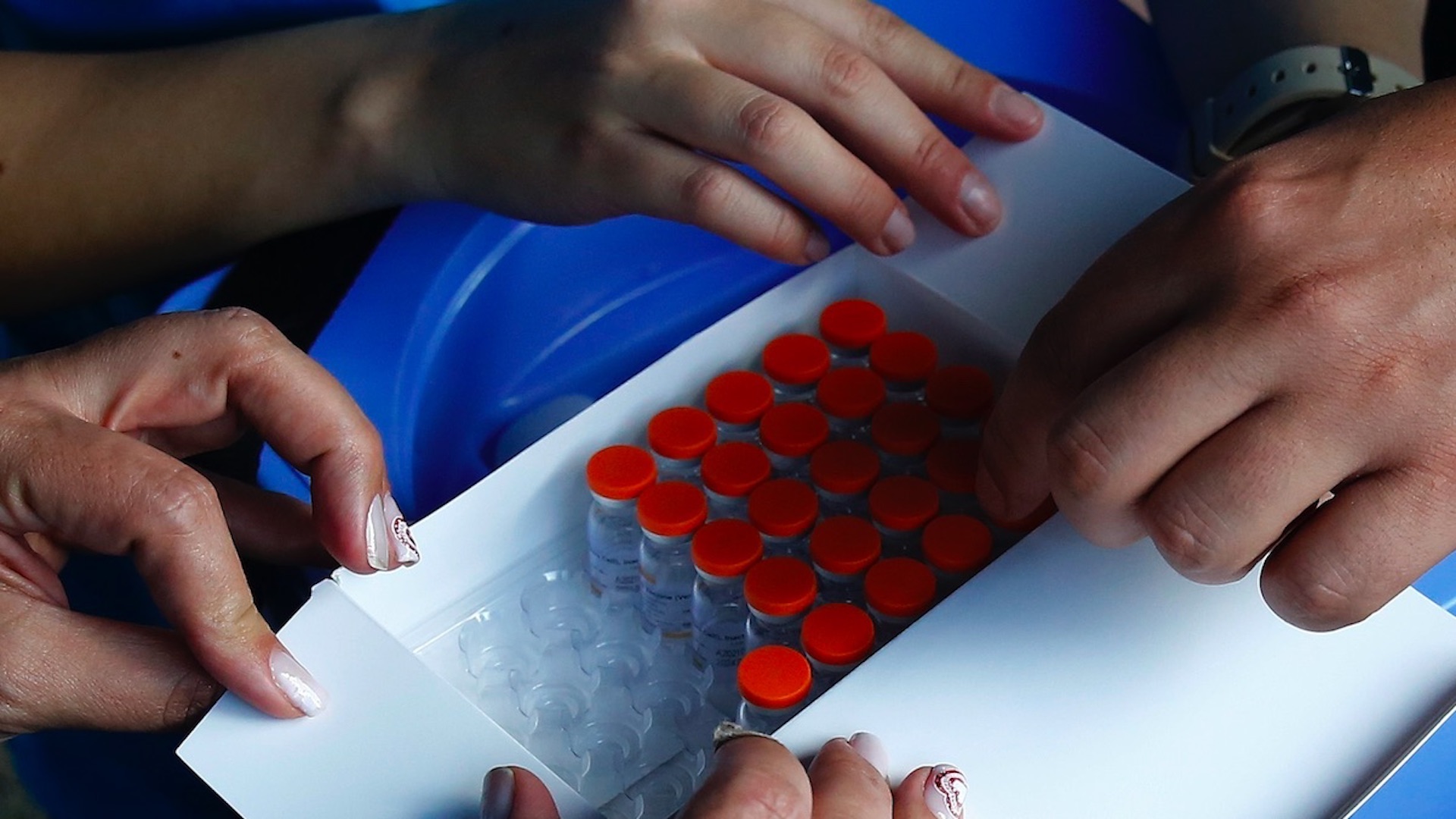 ¿Por qué existe ya una vacuna contra el COVID-19 y aún no una contra el VIH?