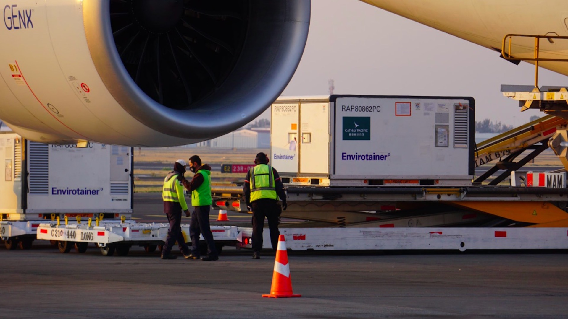 Llegan a México un millón de vacunas de SinoVac; es el cargamento más grande de vacunas que arriba al país