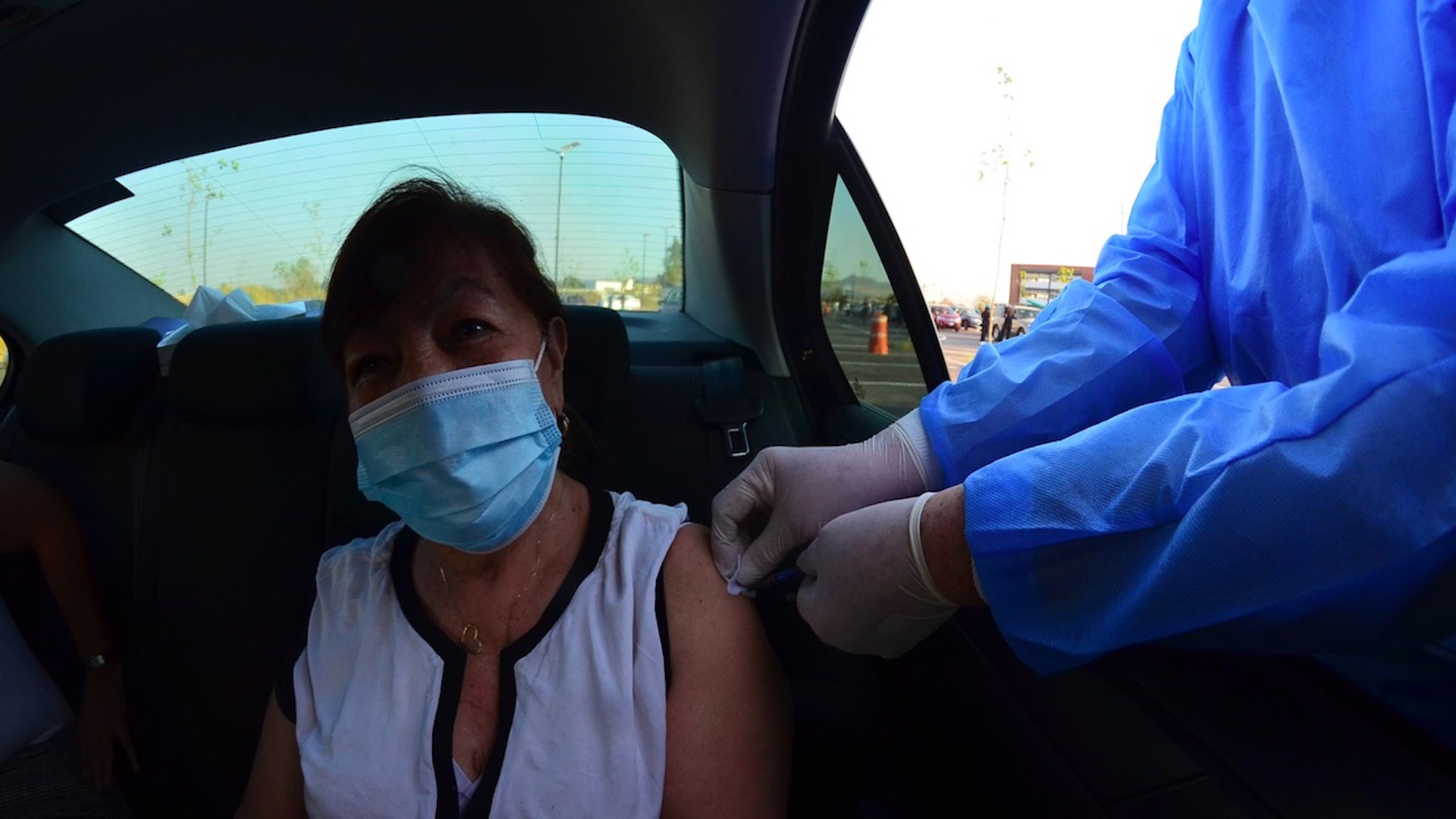 Inicia vacunación contra COVID-19 desde automóviles en México