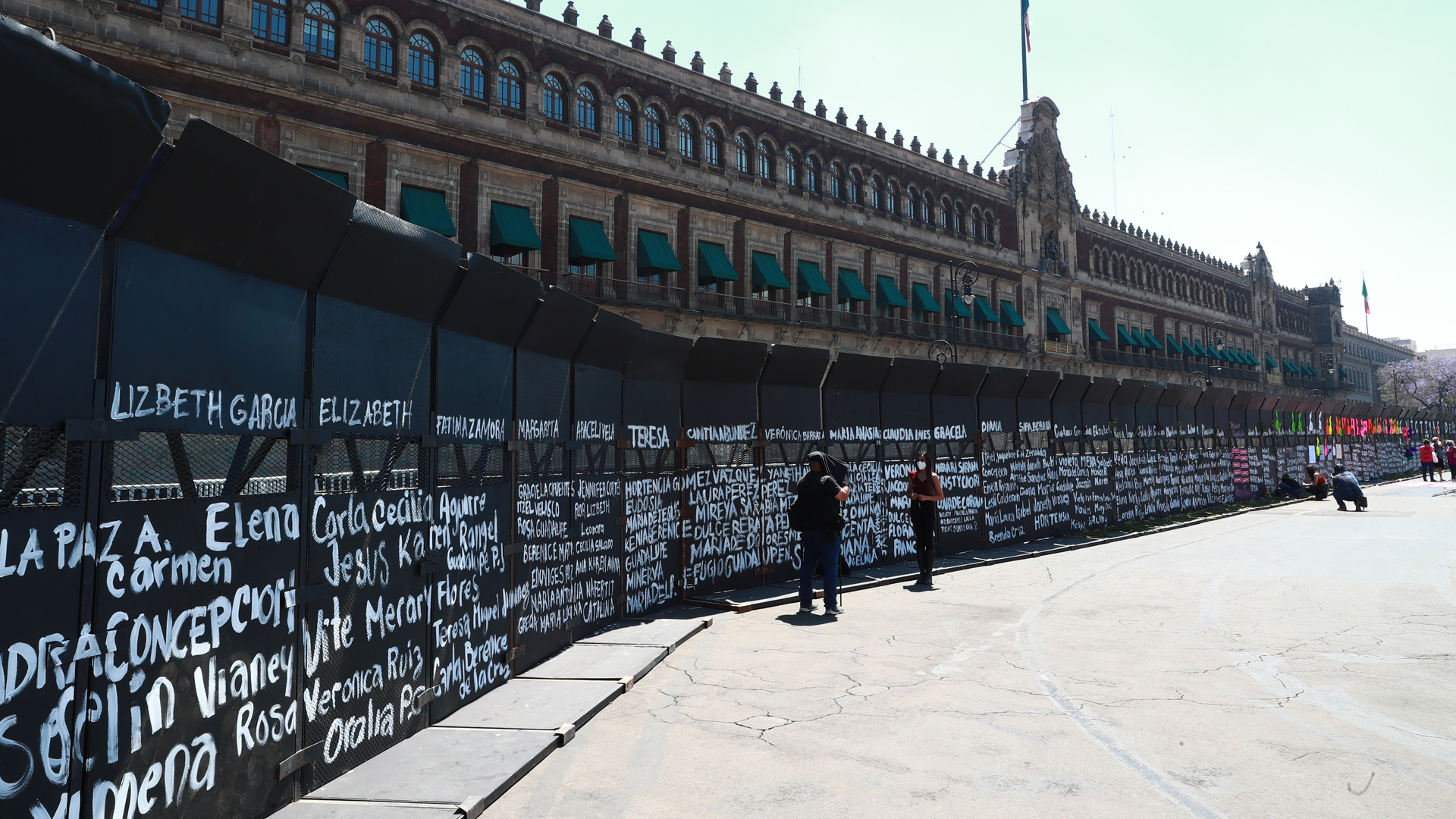 Asesinaron en México a 10.5 mujeres al día en la primera mitad de 2021 - valla-que-rodea-palacio-nacional-con-nombres-de-victimas-de-feminicidio-en-mexico