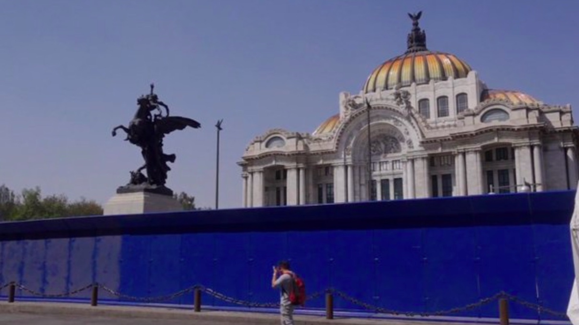 Colocan vallas en edificios y monumentos del Centro Histórico de la Ciudad de México por marcha del 8M