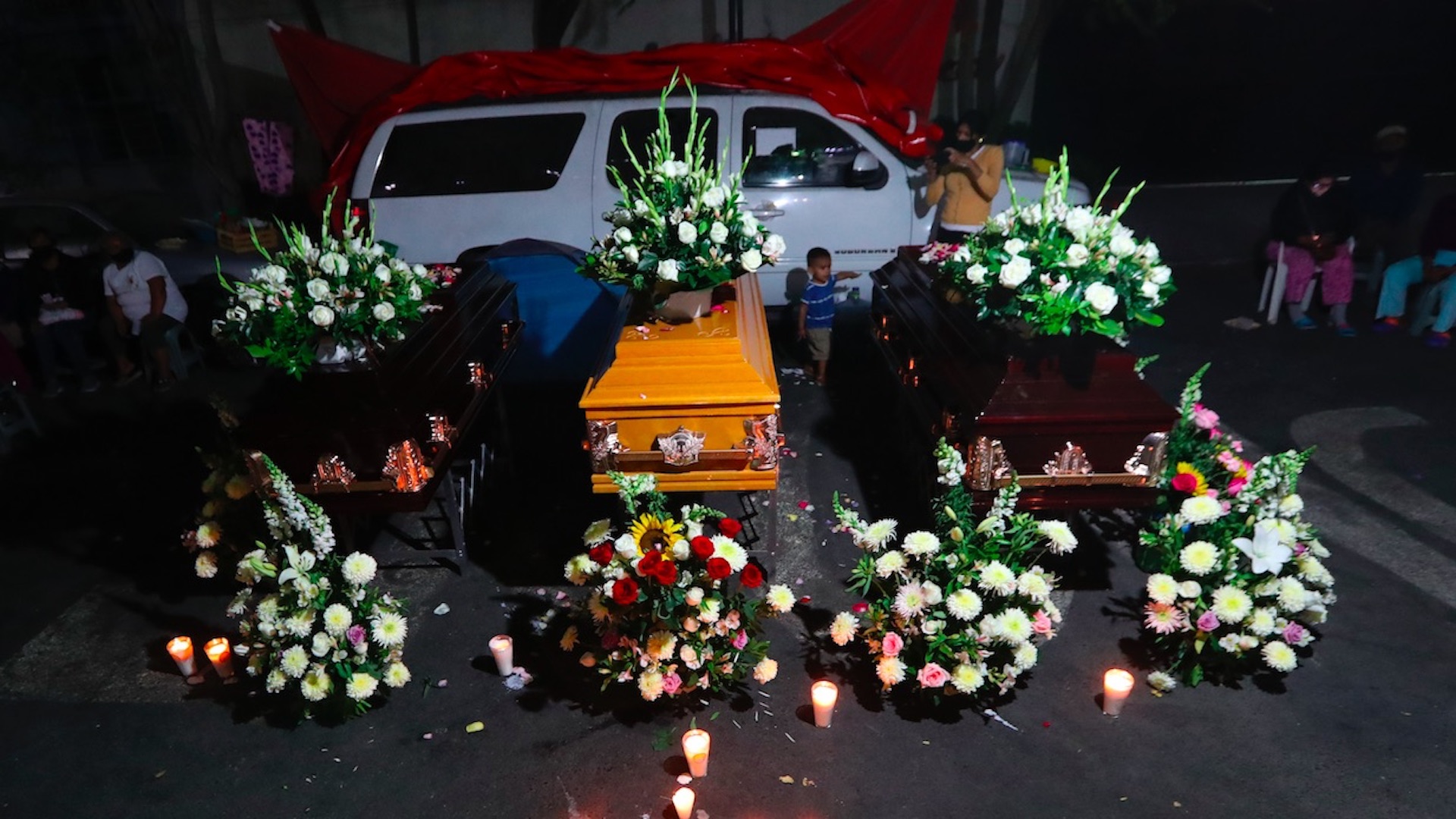 Velan a tres víctimas de desaparición frente a la Secretaría de Gobernación