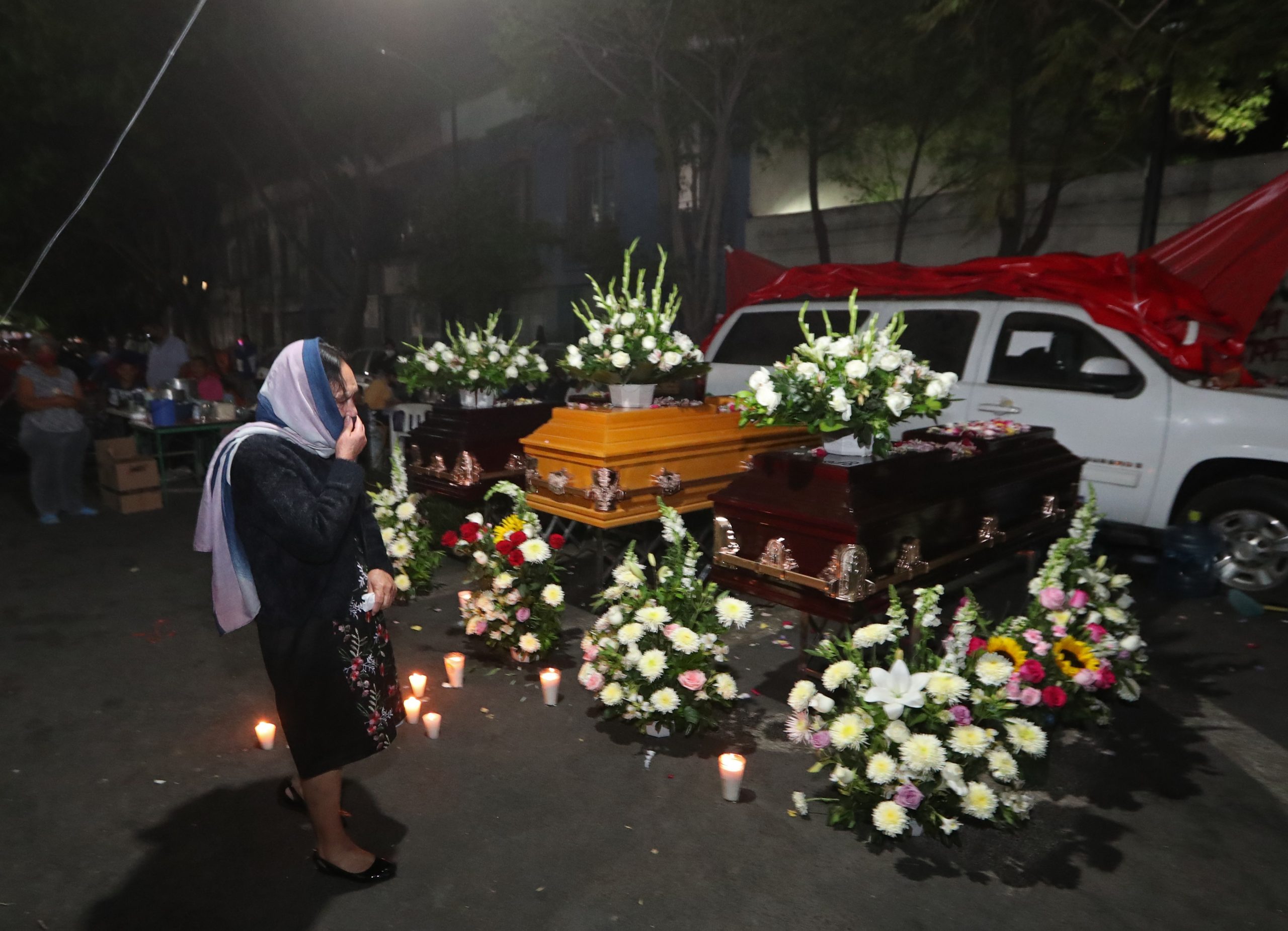 Velan a tres víctimas de desaparición frente a la Secretaría de Gobernación - velorio-frente-a-segob-scaled