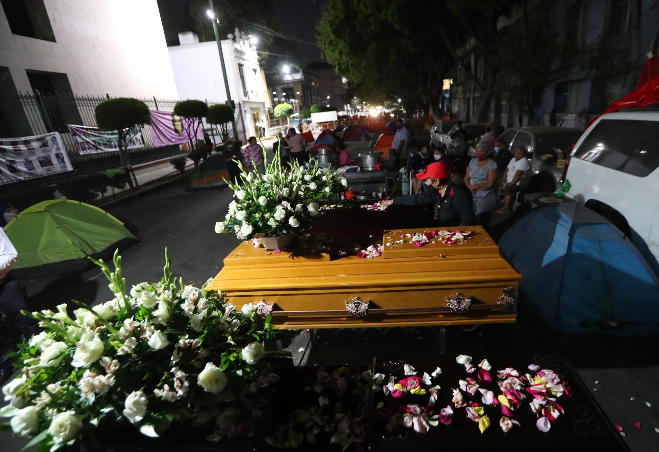 Velan a tres víctimas de desaparición frente a la Secretaría de Gobernación - velorio-frente-a-segob1-scaled