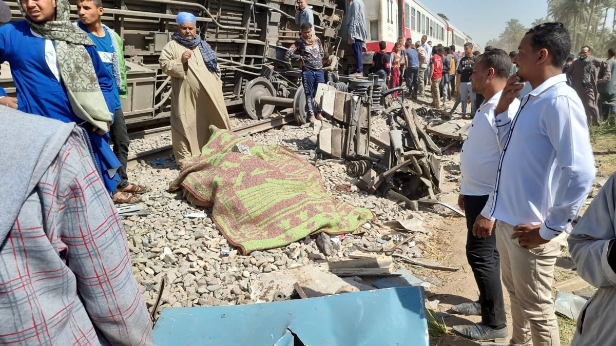 Choque de trenes en Egipto deja más de 30 muertos y 60 heridos - victimas-de-choque-de-trenes-en-egipto-cubiertas-con-una-cobija