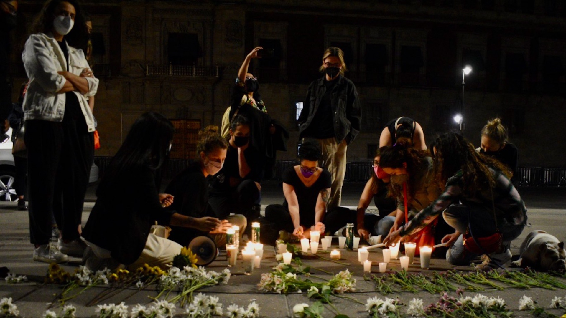 Realizan vigilia en el Zócalo para exigir un alto a los feminicidios y agresiones contra mujeres en México
