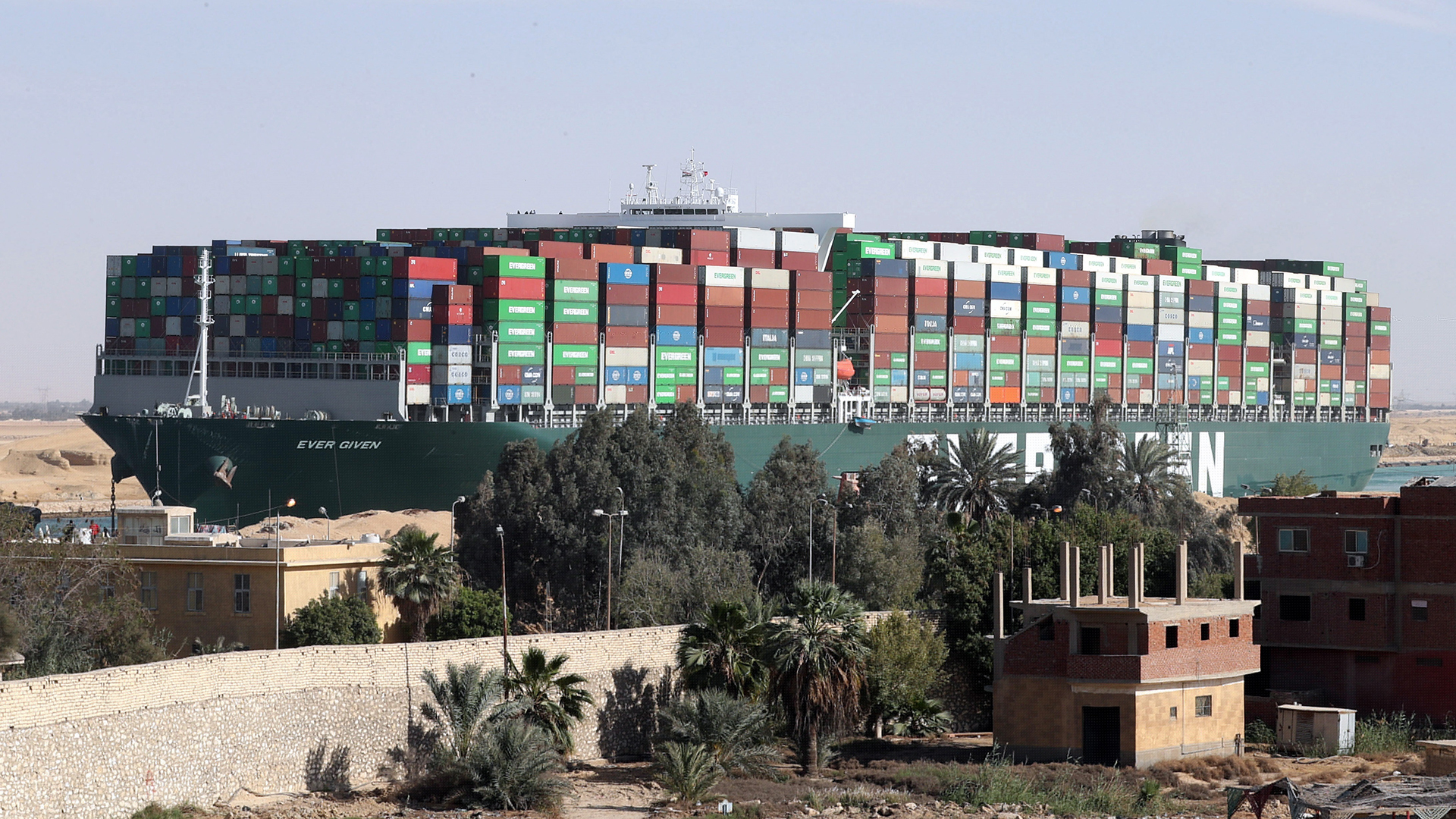 Reflotan el buque Ever Given y liberan el canal de Suez - vista-del-buque-ever-given-en-el-canal-de-suez