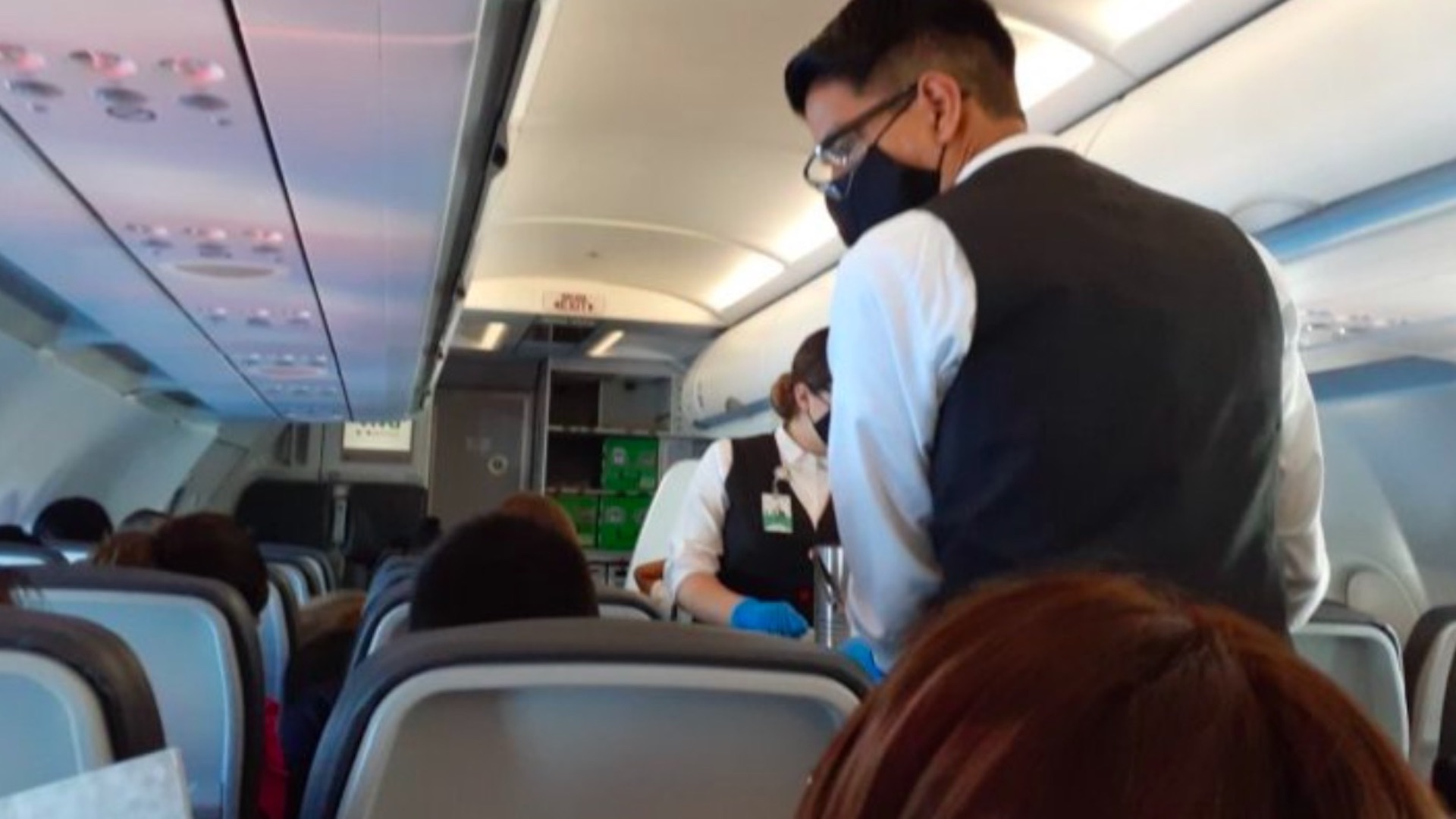 Prohiben venta de alcohol en vuelo en que viajó AMLO a Cancún para evitar que pasajeros se “alteren” Prohiben venta de alcohol en vuelo en que viajó AMLO a Cancún para evitar que pasajeros se “alteren”