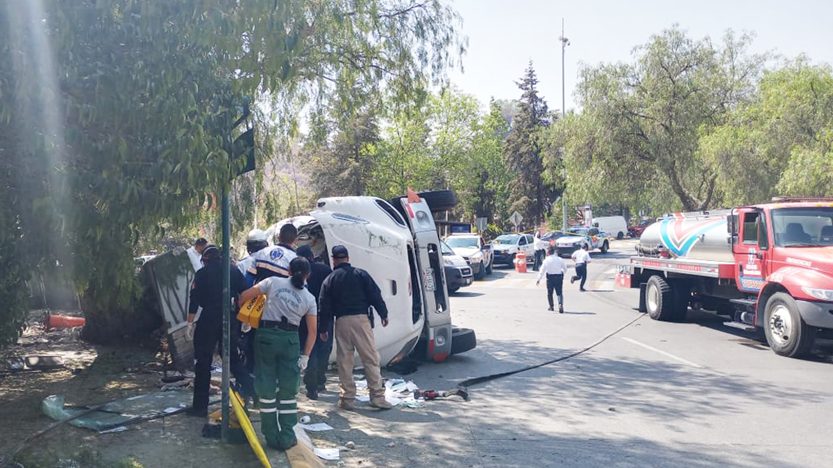 Vuelca pipa de gas en Huixquilucan; hay un muerto y un herido