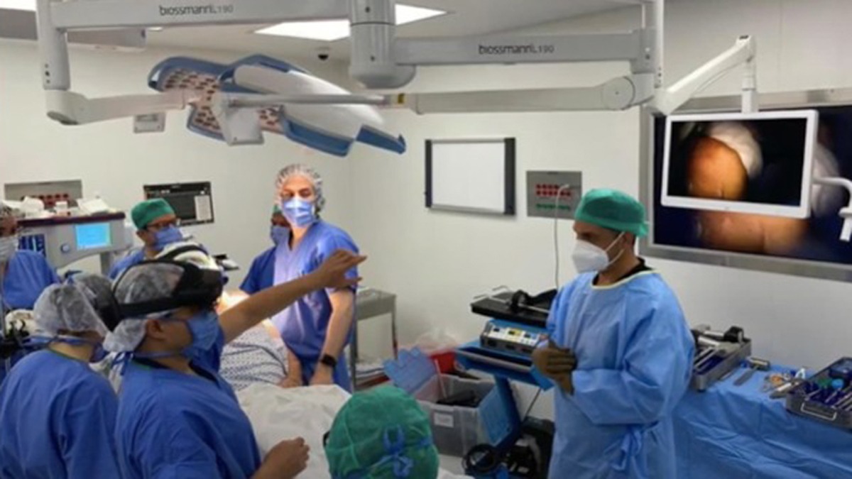 Universitarios realizan en México primera cirugía con realidad mixta