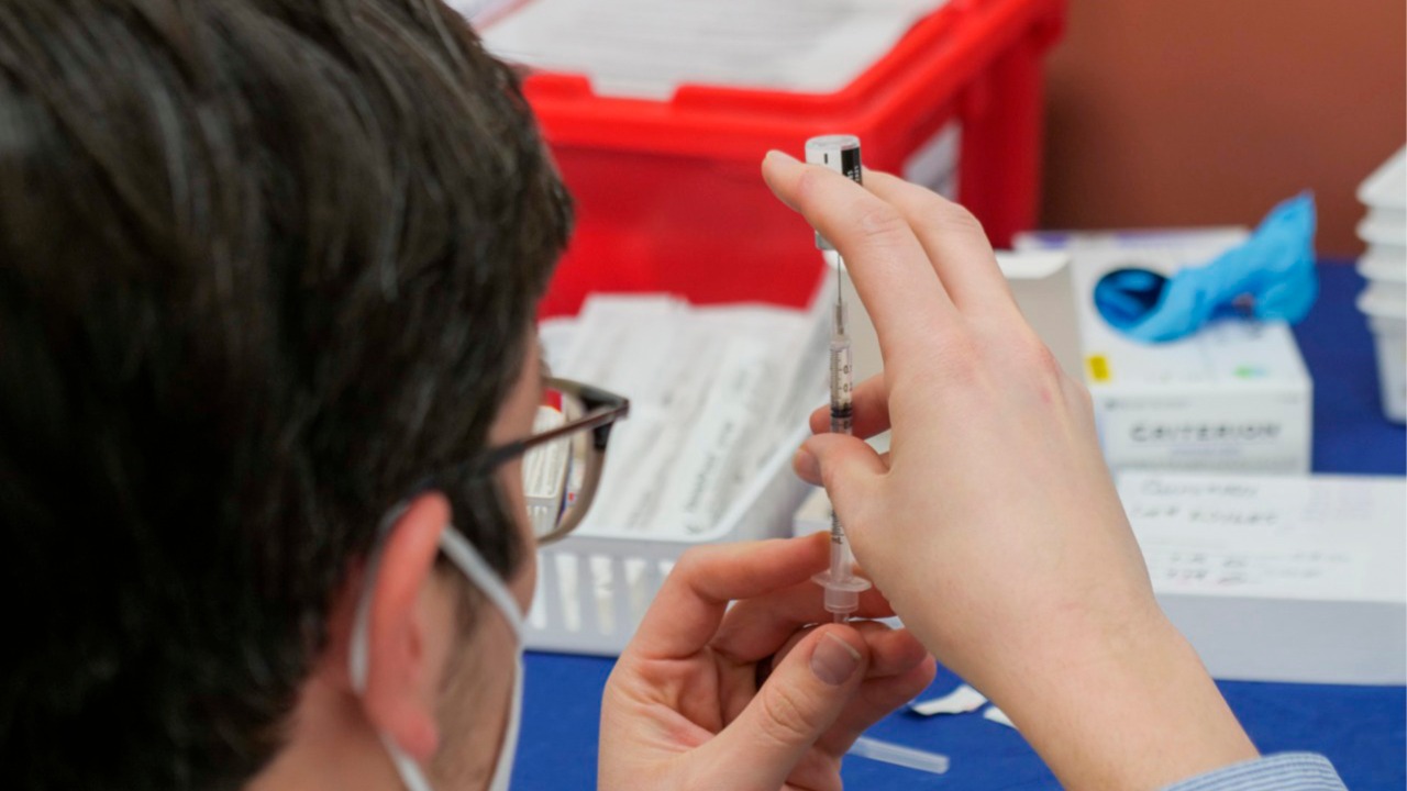 Laboratorios advierten de escasez de materias primas para vacunas contra COVID-19