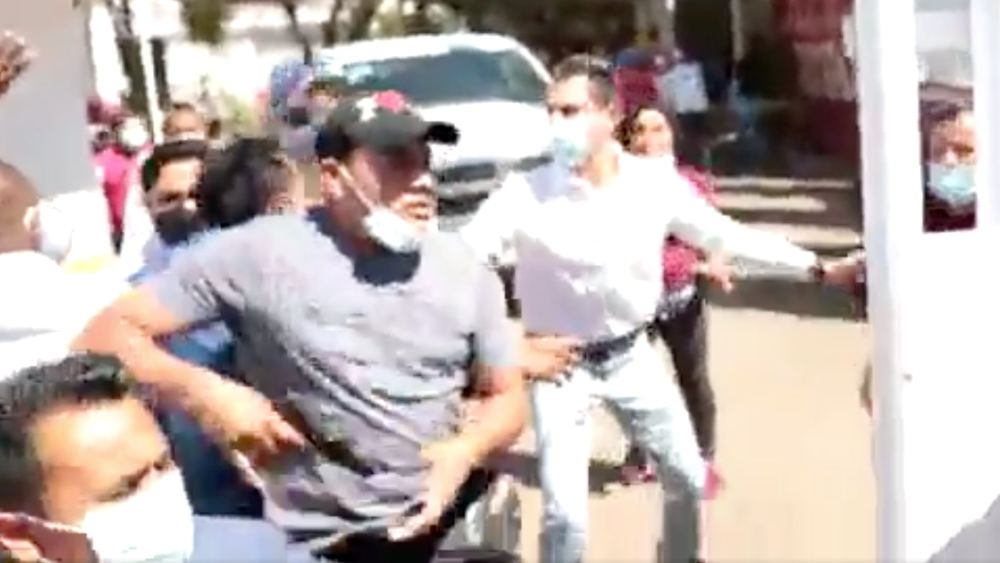 #Video Escoltas de la delegada de Bienestar en Oaxaca encañonan a alcalde por pedir vacunas