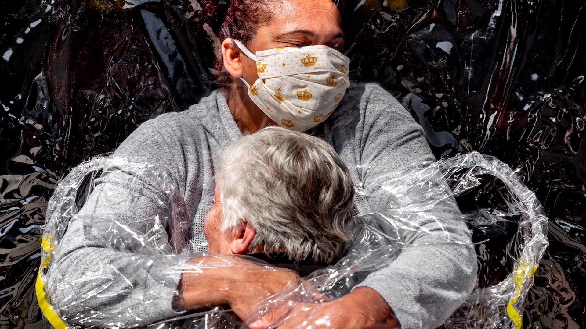 Primer abrazo en la pandemia gana World Press Photo 2021