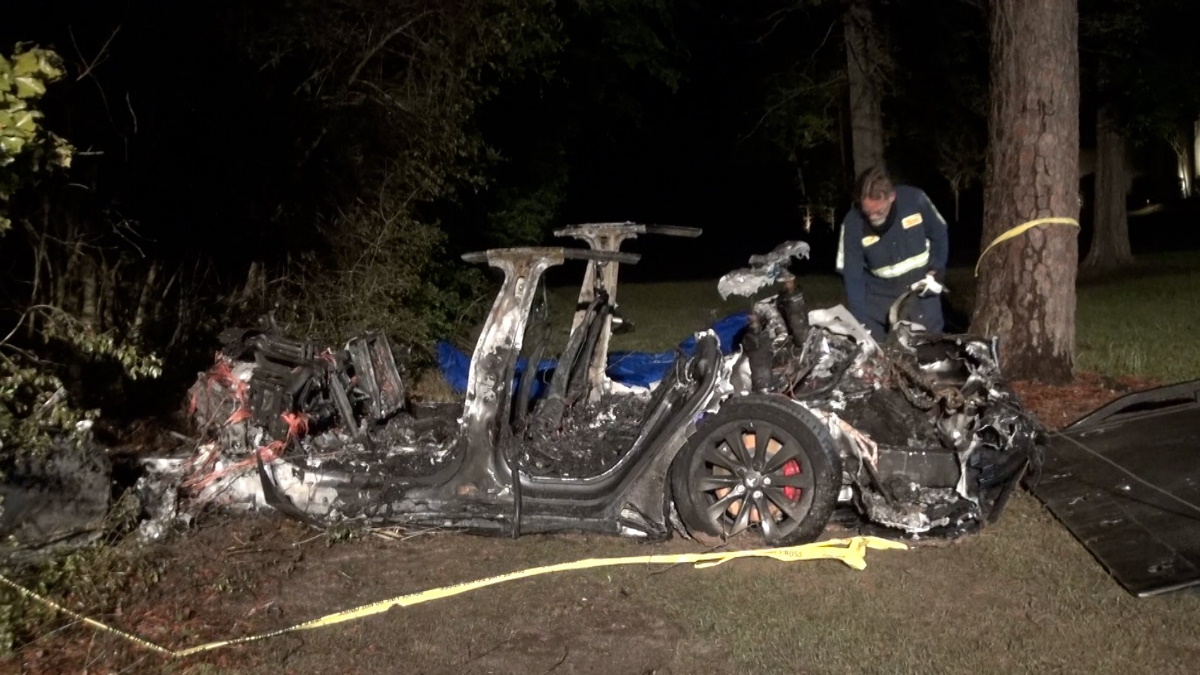 Accidente de auto Tesla sin nadie al volante deja dos muertos en Texas
