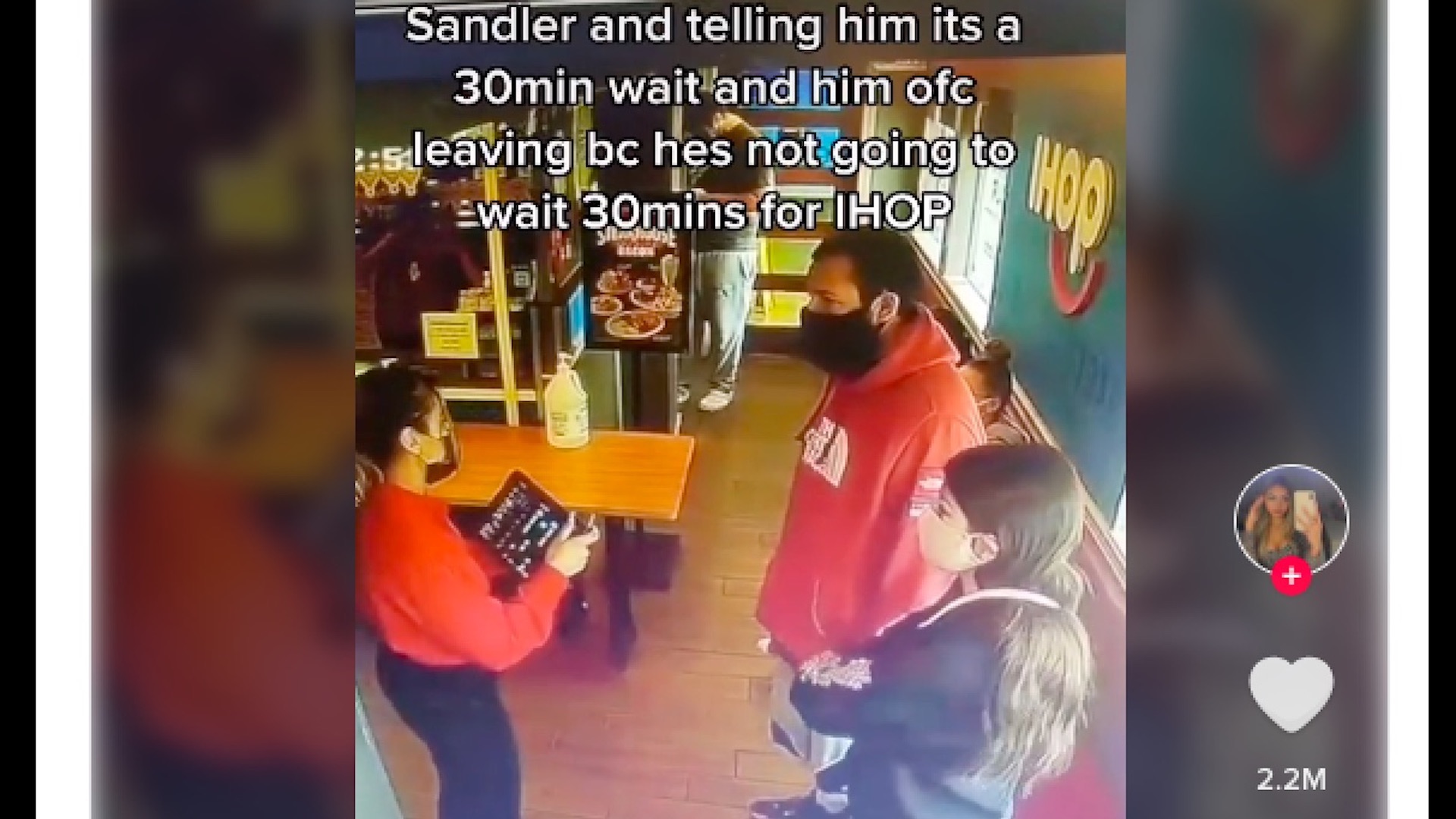 Mesera rechaza a Adam Sandler en IHOP; video se vuelve viral