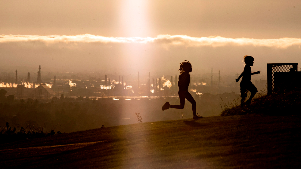 Respirar aire contaminado en la niñez afecta a la salud mental