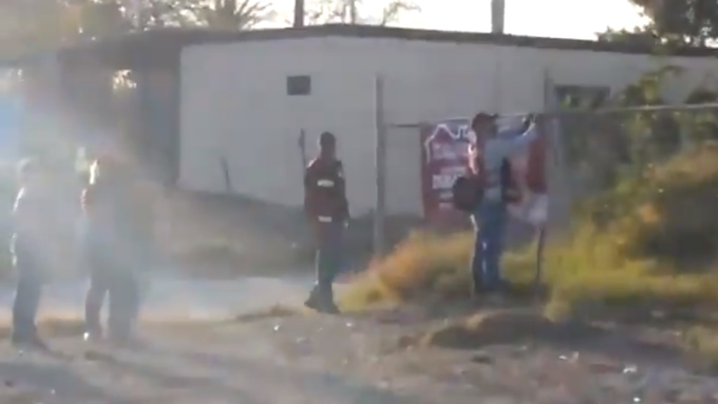 Captan a presuntos Servidores de la Nación colocando lona de Alfonso Durazo