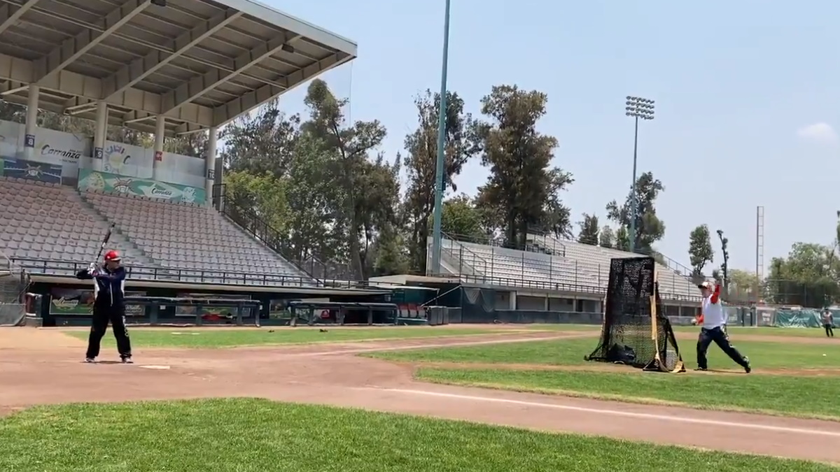 Pese a contingencia ambiental; AMLO batea en campo de béisbol