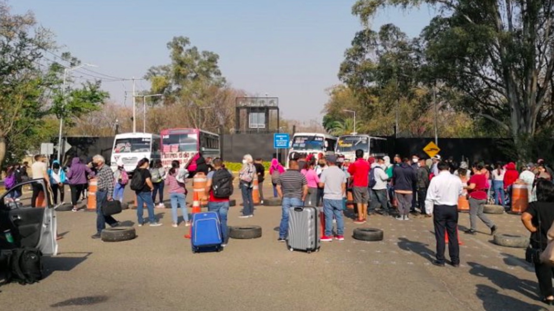 Bloquean accesos al aeropuerto de Oaxaca; se cancelaron 22 vuelos