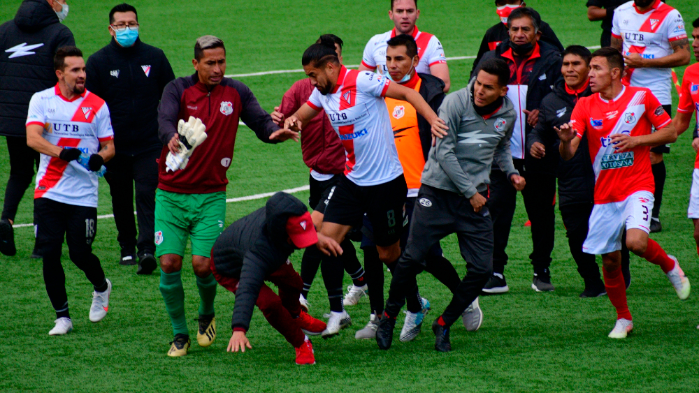 #Video Gresca y heridos durante partido de futbol en Bolivia