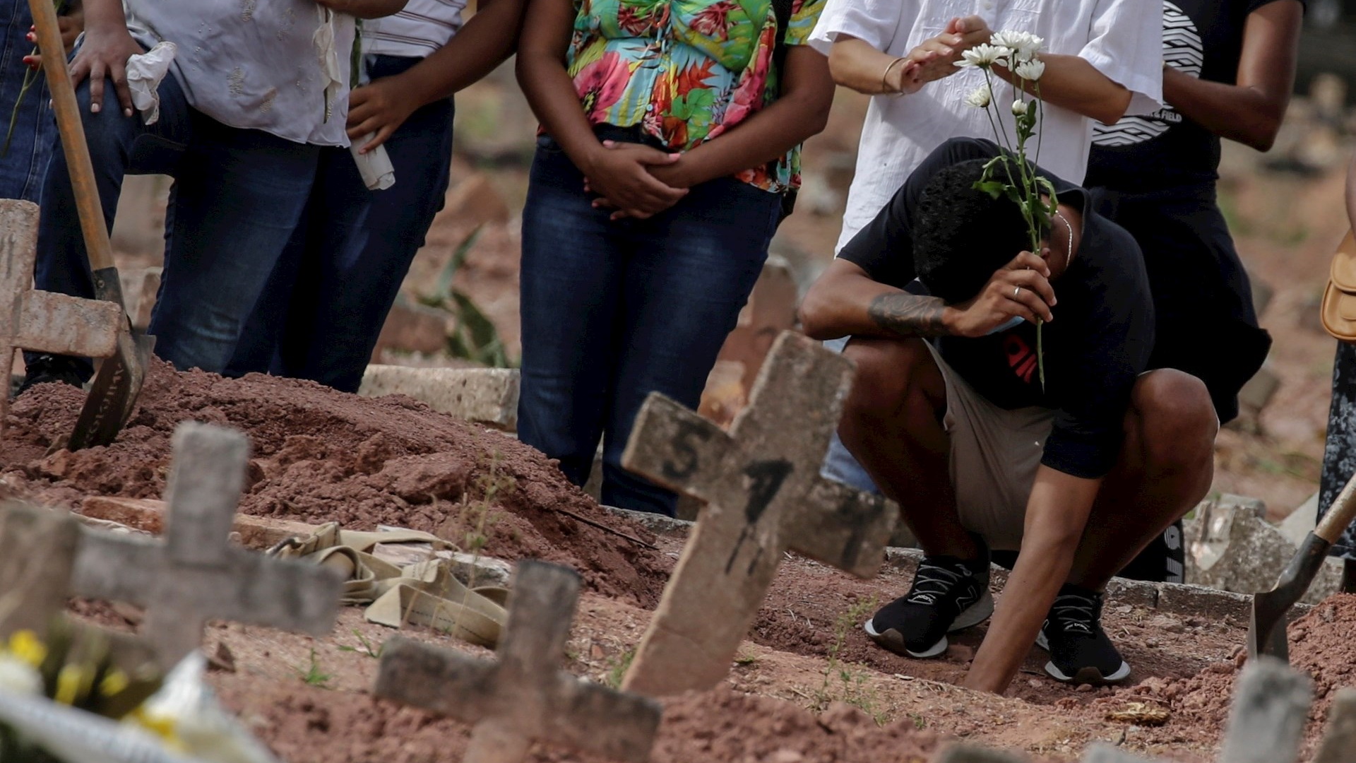 Brasil registra nuevo récord de muertes diarias por COVID-19 con 4 mil 249
