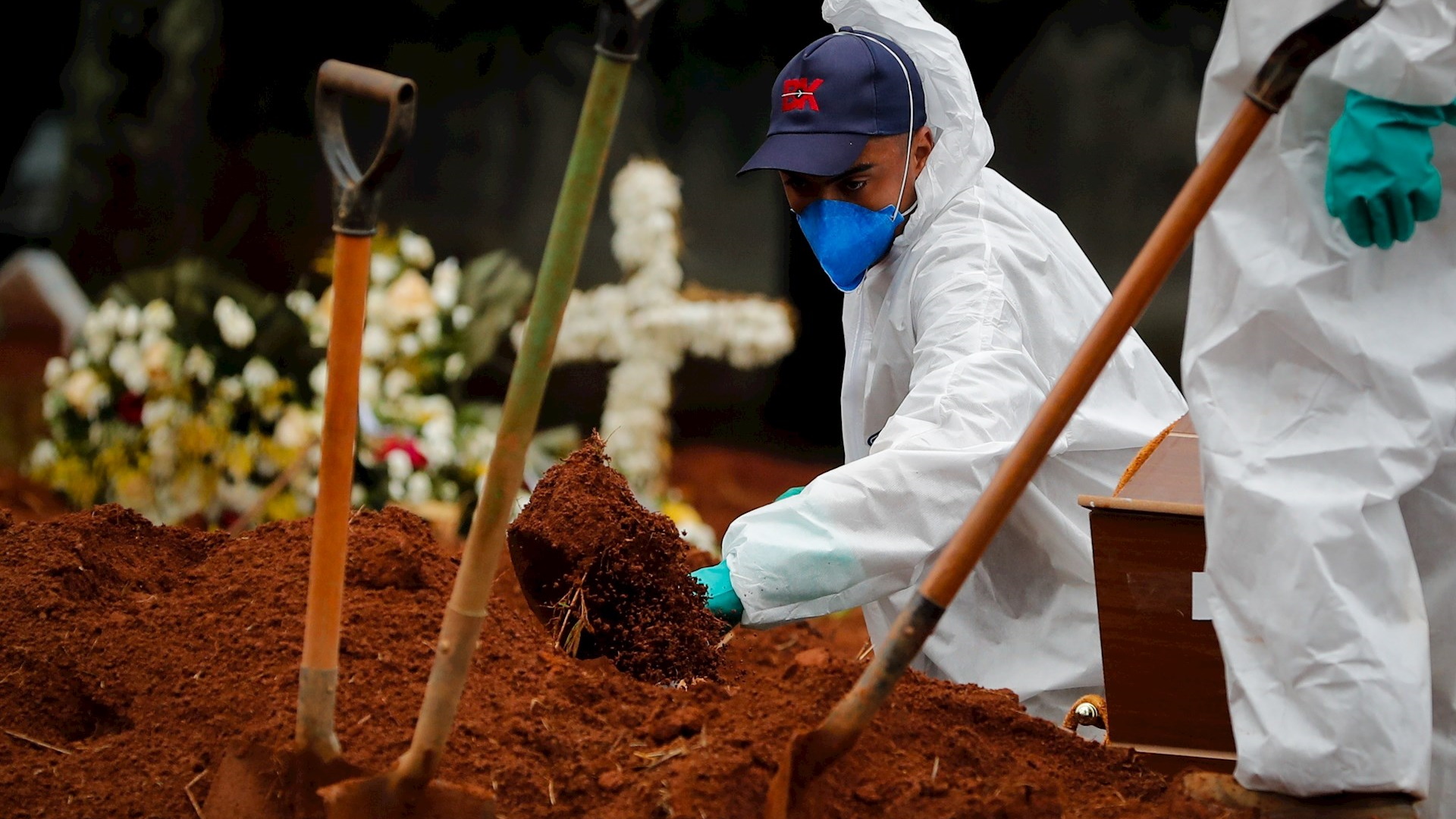 Brasil mantiene más de 3 mil muertes al día por COVID-19