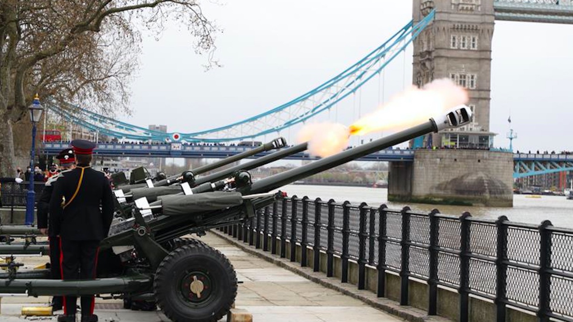 Reino Unido recuerda con 41 cañonazos la figura del príncipe Felipe Reino Unido recuerda con 41 cañonazos la figura del príncipe Felipe