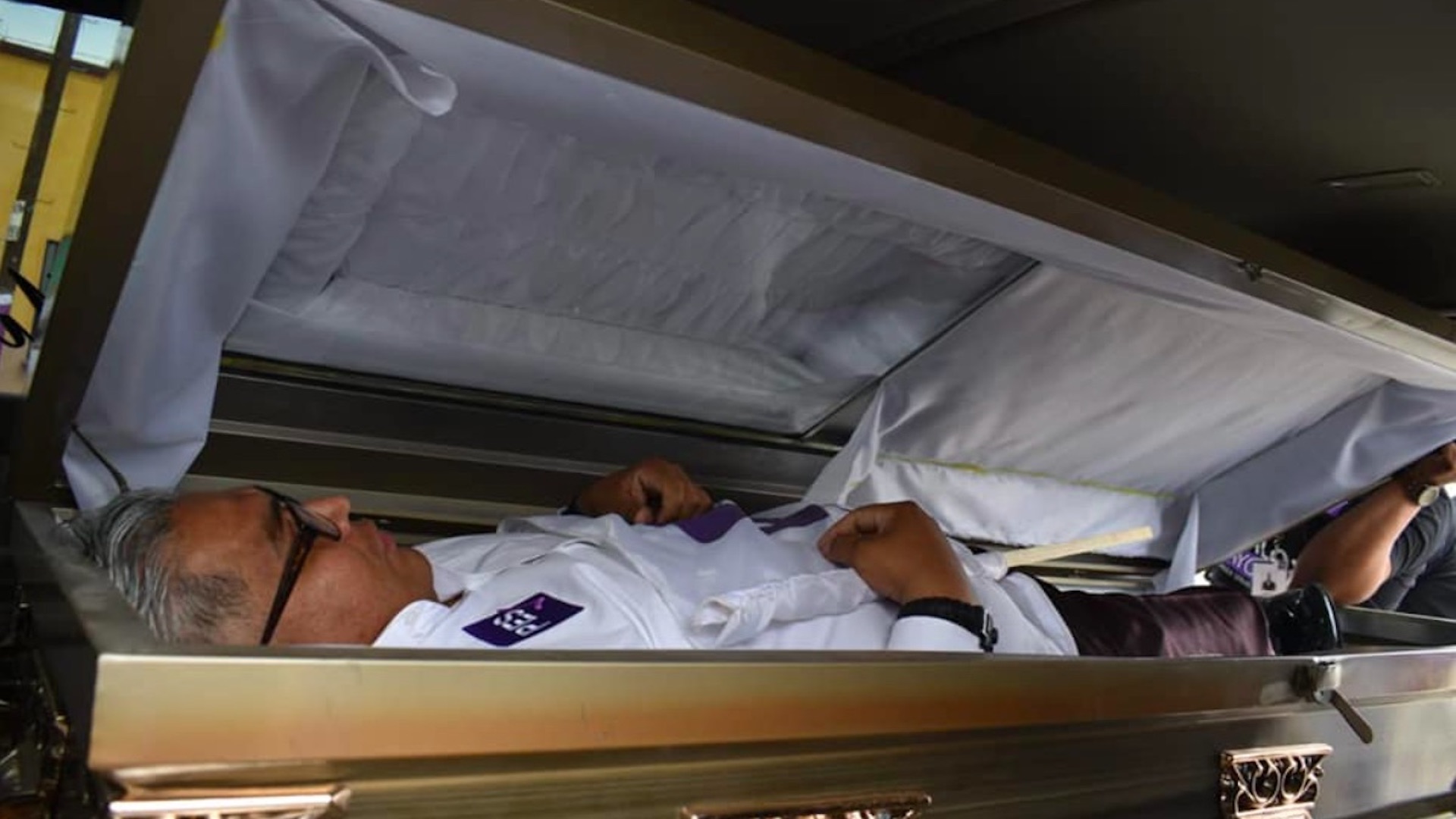 #Video Candidato a diputado inicia campaña saliendo de ataúd en Ciudad Juárez