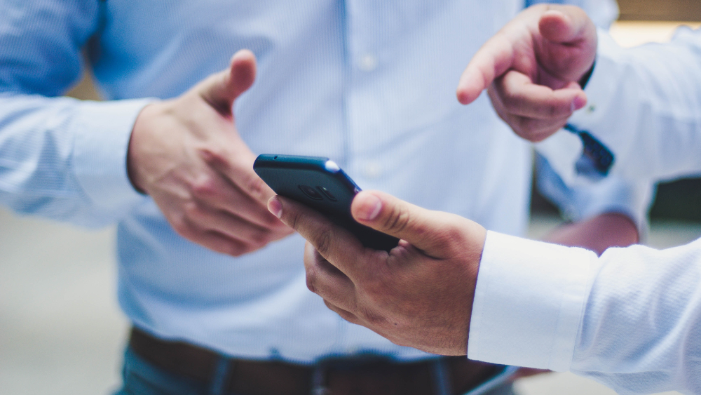 Juez concede dos suspensiones definitivas contra padrón de celulares