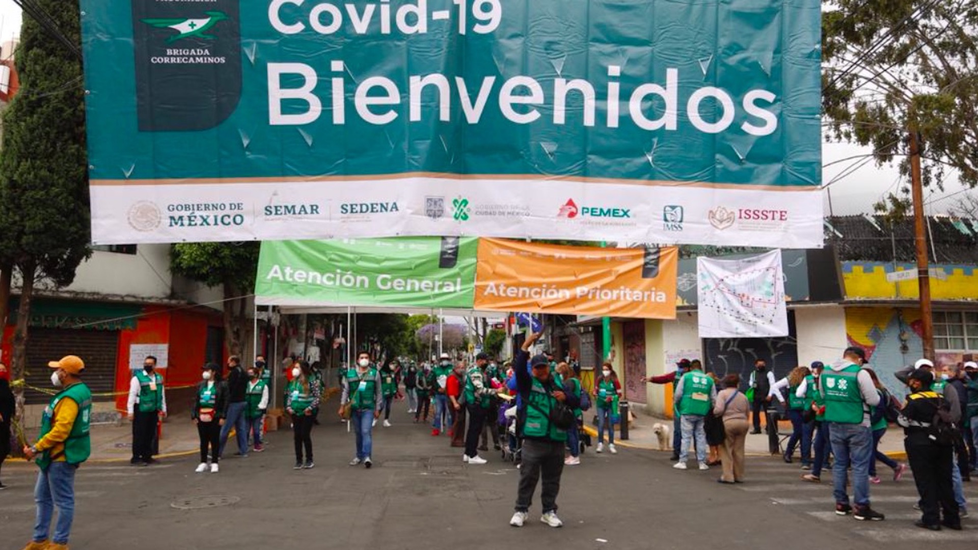 Largas filas y aglomeraciones en inicio de vacunación en Iztapalapa y GAM; piden respetar día de aplicación