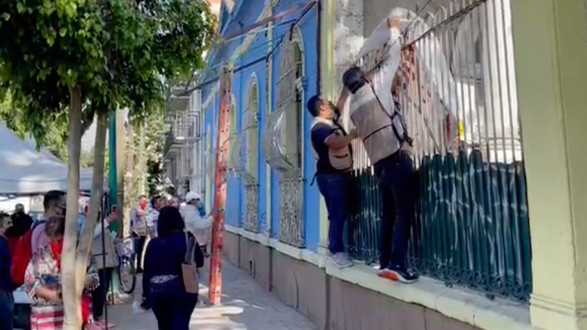 #Video Funcionarios de la Miguel Hidalgo hacen campaña a favor de Víctor Hugo Romo - colocacion-de-lona-en-favor-de-victor-hugo-romo