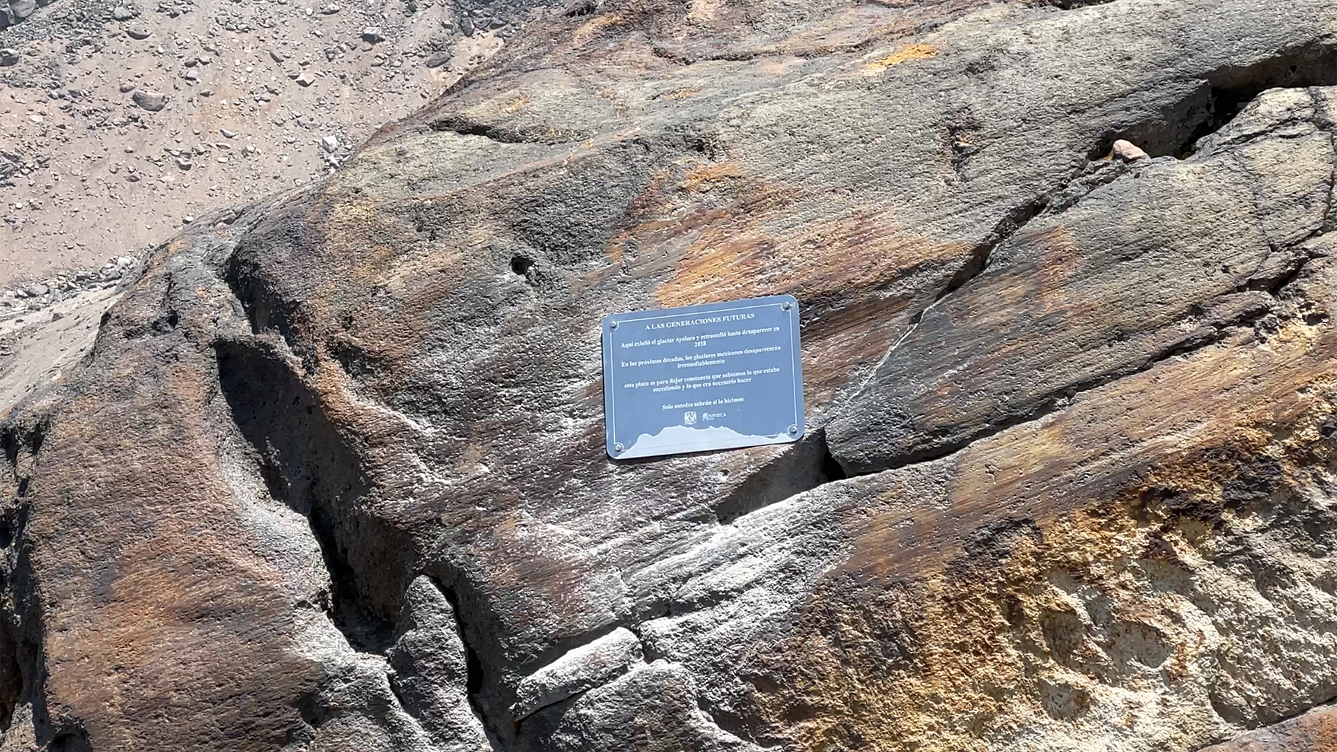 Declaran extinto el glaciar Ayoloco ubicado en el volcán Iztaccíhuatl - colocacion-de-placa-por-extincion-del-glaciar-ayoloco