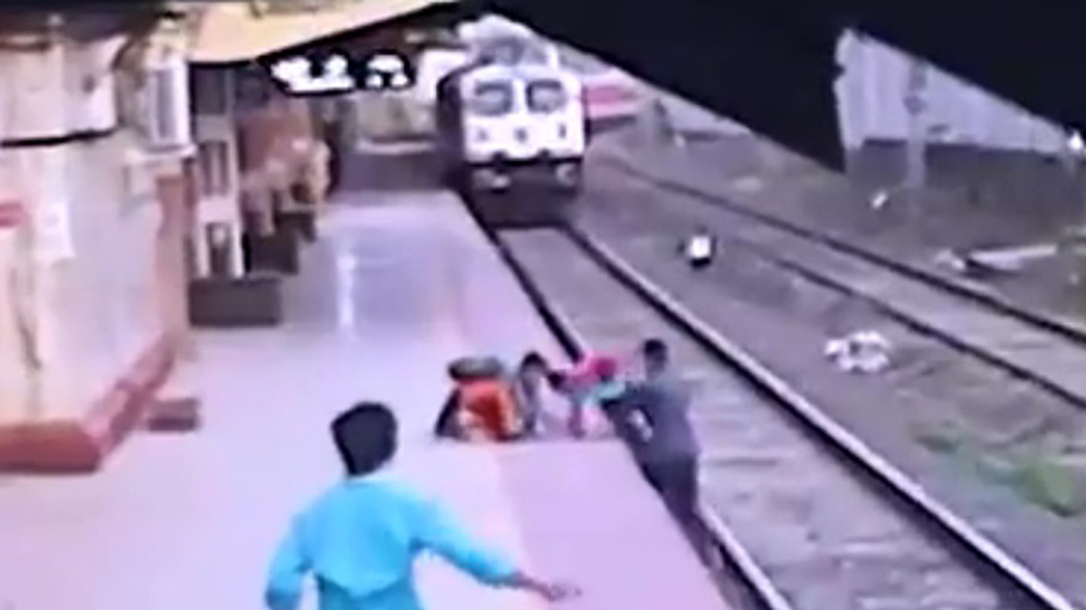 #Video Conductor salva a niño de ser arrollado por tren en Mumbai